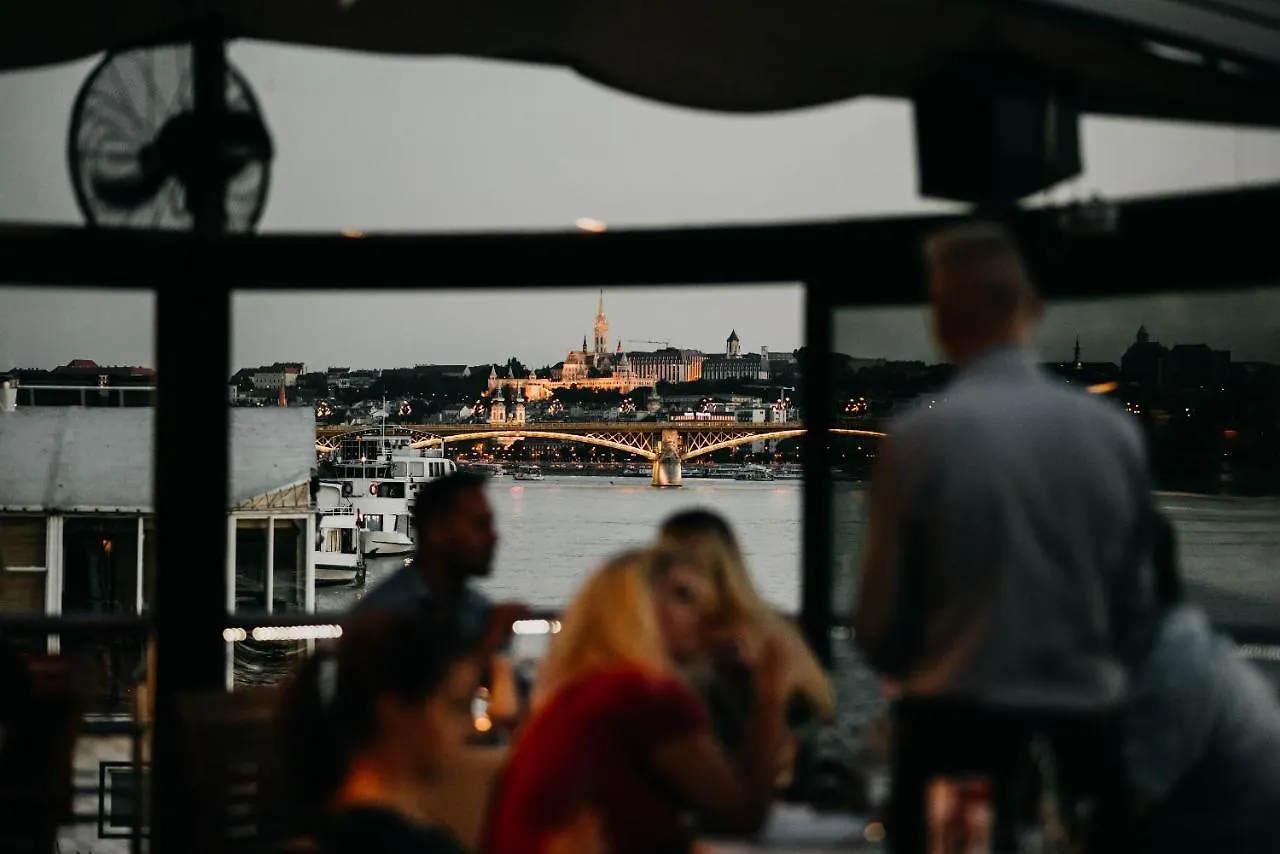 Vogue Boat Apartments Budapest